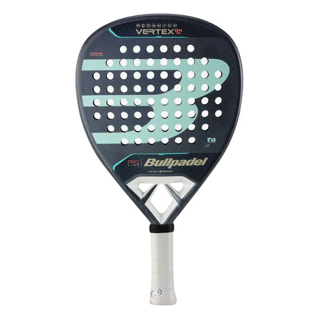The BullPadel Vertex 04 Woman 2024 Delfi Brea padel racket is ideal for advanced players, featuring a teardrop shape with a dark surface accented by light blue and white. Its multiple holes improve aerodynamics, and the white handle has a textured grip for better control.