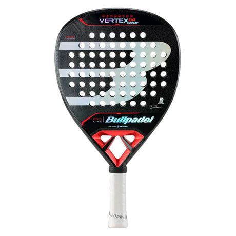 The Bullpadel Vertex 04 Comfort 2024 Martín Di Nenno padel racket from BullPadel features a black and gray design with a geometric pattern, diamond-shaped frame, and Top Spin surface. Red accents near the white handle add flair.