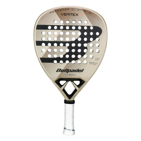 The BULLPADEL VERTEX 04 WOMAN 2025 DELFI BREA from BullPadel features a beige and black design with a white grip, ideal for expert players. It includes BullPadel-Lab technologies, a circular hole pattern, and a textured surface.
